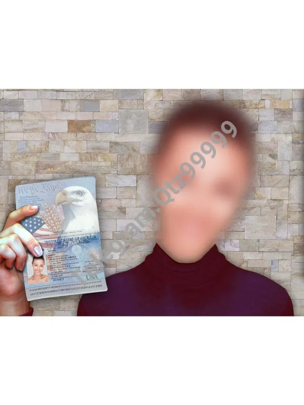 Girl Selfie With Passport时尚女孩手持护照PS/PSD模板