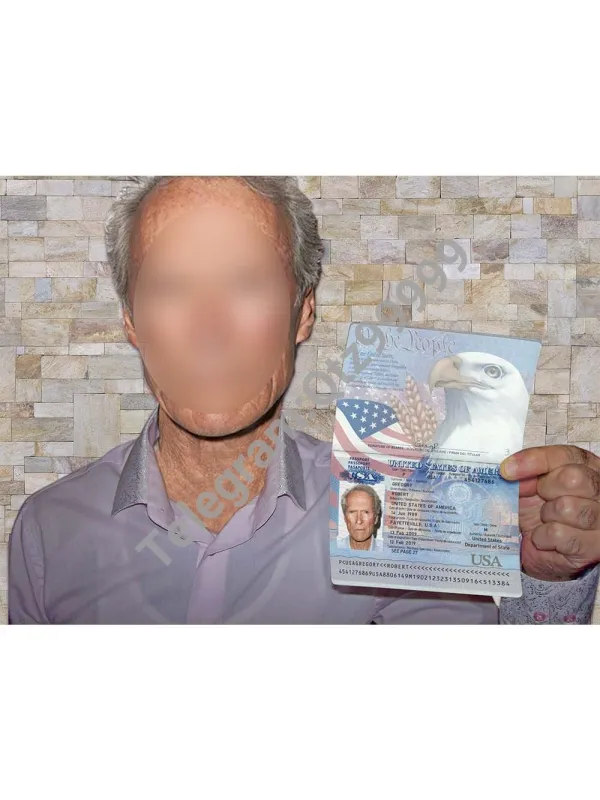 Old Man Selfie With USA Passport老人手持护照PS/PSD模板（V2版）