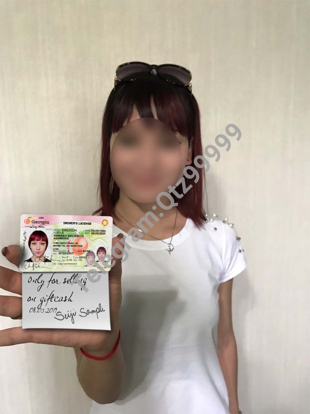 Girl Selfie With Card & Paper年轻女孩手持卡和纸照片PS/PSD模板 高清原件/PDF/PSD下载 - 地址证明风控解除