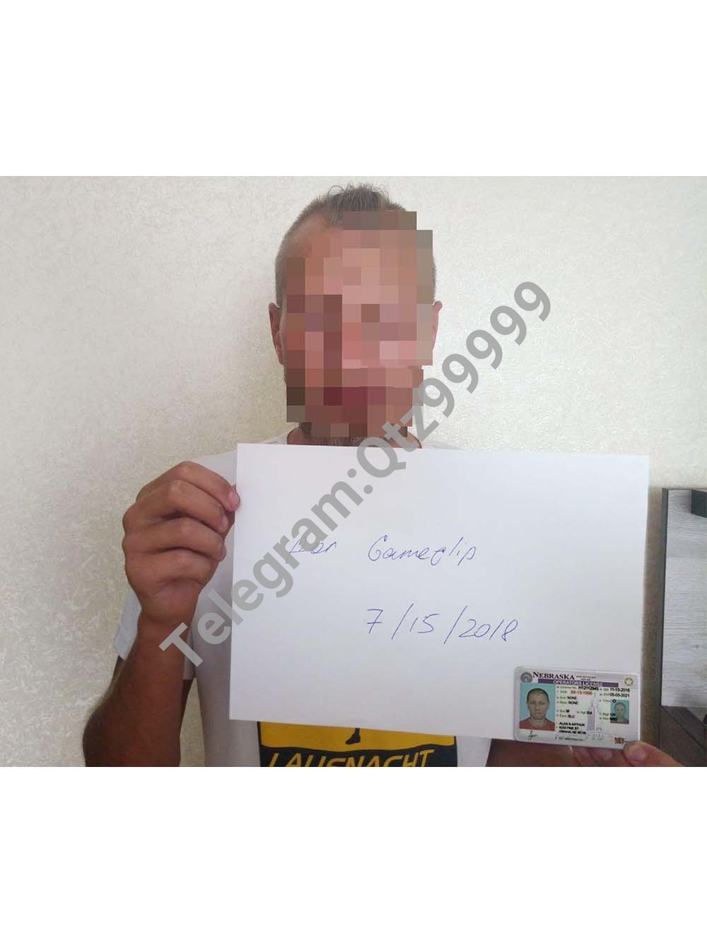Man Selfie With Card & Paper中年大叔手持A4纸和卡PS/PSD模板 高清原件/PDF/PSD下载 - 地址证明风控解除