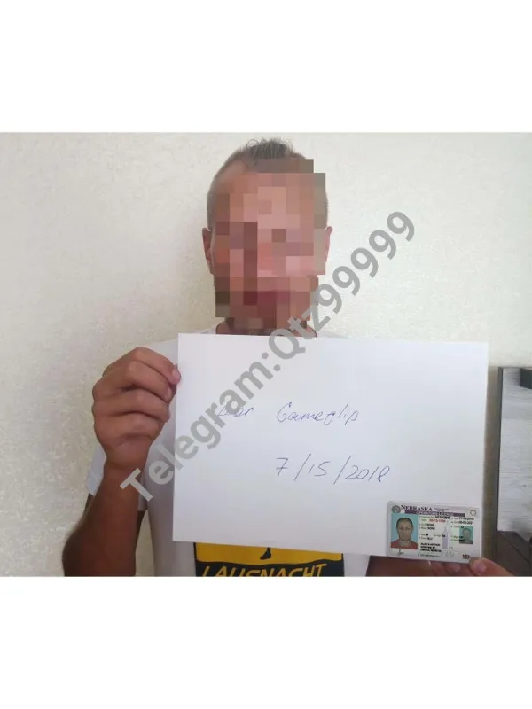 Man Selfie With Card & Paper中年大叔手持A4纸和卡PS/PSD模板